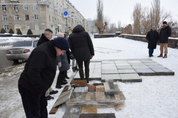 Саратовскую набережную отремонтируют не всю, зато спилят деревья, расковыряют плитку и сдерут газон. Что-нибудь останется?