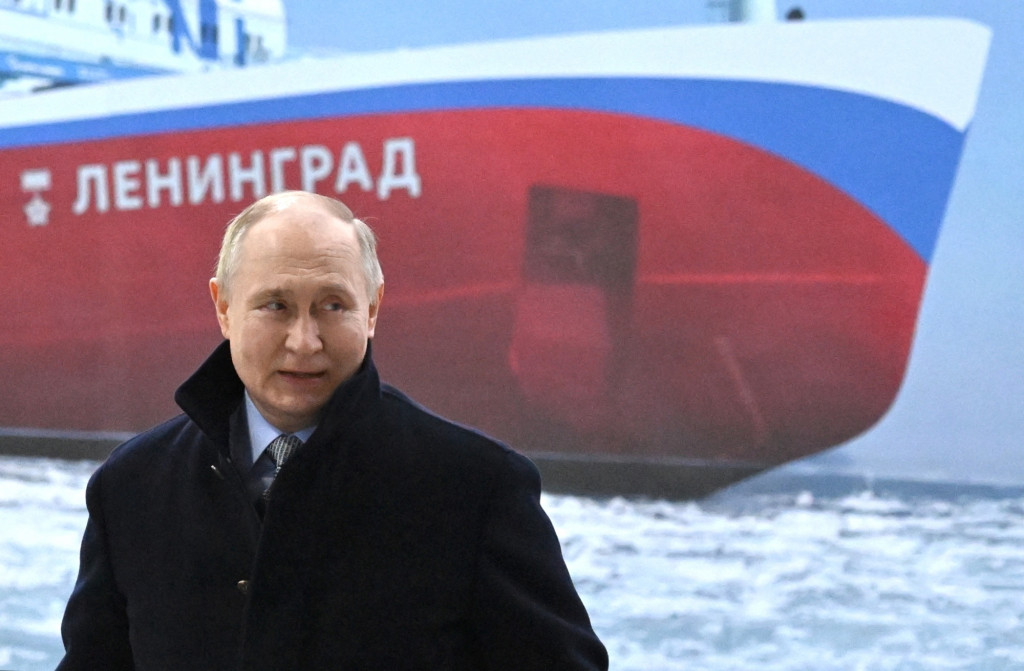 Bloomberg: Владимир Путин покоряет арктические льды, пока США едва держится на плаву