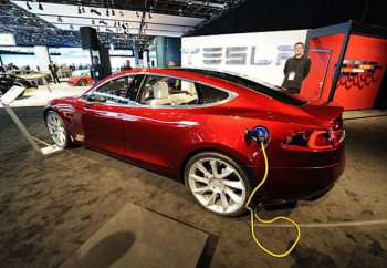 Богатые россияне платят сумасшедшие деньги, чтобы заполучить электромобили Tesla