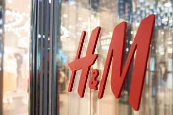 H&M уходит из России из-за непредсказуемого будущего. Магазины в Саратове откроются для распродажи, в Уфе с брендом судится ТЦ