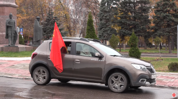 А чего это вы в красном? В Саратове автопробег в честь 7 ноября завершился блокировкой автостоянки и проверкой документов