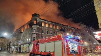 "Россия" в огне: пожар в историческом здании в центре Саратова не оставляет ему шансов на восстановление