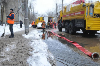 «Саратовводоканал» готов заплатить полмиллиона тому, кто уберет лед возле его дырявых коммуникаций