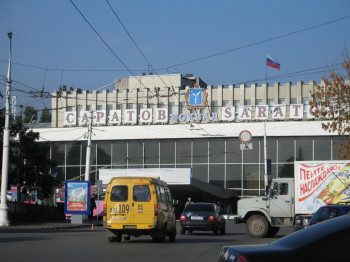 Парковку у саратовского ж/д вокзала оборудуют за счет сноса остановки на Аткарской