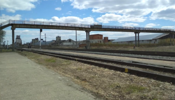 Безопасность прежде всего: мосту через железную дорогу в Петровске нужен капремонт