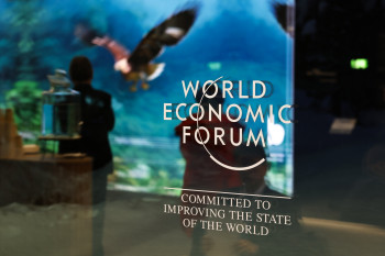 Bloomberg: как Всемирный экономический форум в Давосе стал любимым местом для теории заговоров