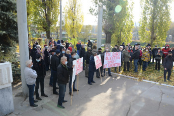 Кредиторов Саратовского института стекла призвали к миру и встретили митингом рабочих. Но конкурсное производство, похоже, введут