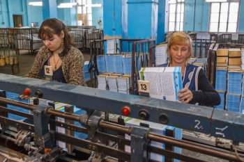 Саратовский полиграфический комбинат печатает учебники в три смены и ждет в гости Владимира Путина