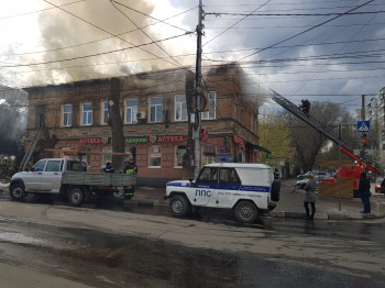 Пожар в центре Саратова. На улице Чапаева пылает старинный дом