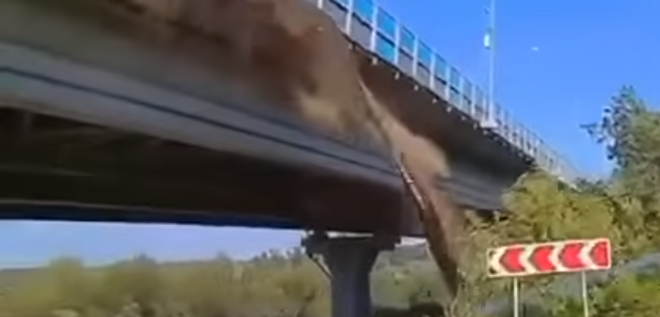 Часть Гусельского моста в Саратове чуть не упала на машину. Борьба с оползнем не ушла дальше проекта