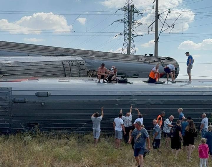 Из-за столкновения с КАМАЗом в Волгоградской области сошел с рельсов поезд «Казань-Адлер»