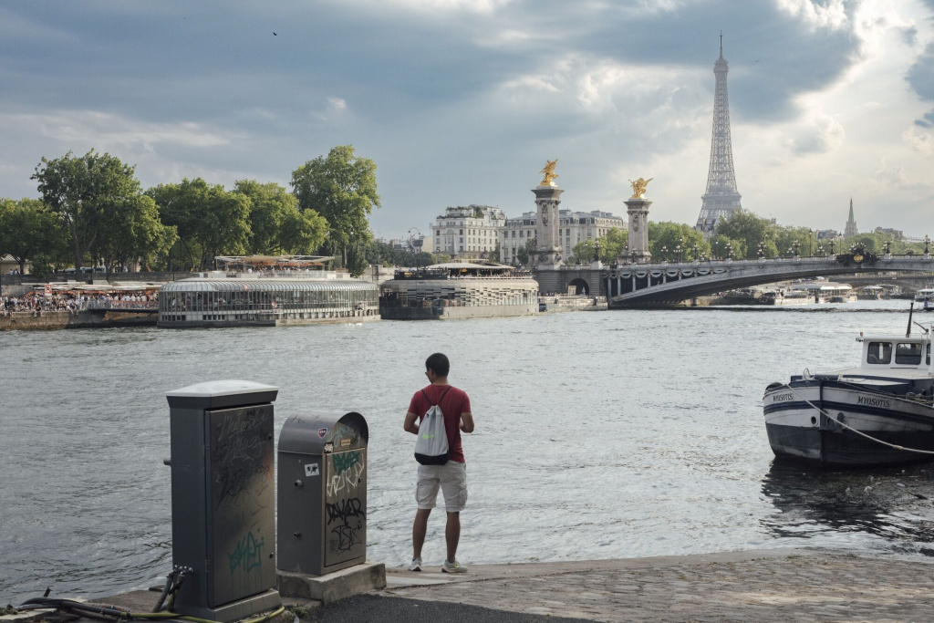 Bloomberg: Рискнете нырнуть в Сену? Парижские чиновники уверяют спортсменов, что это безопасно