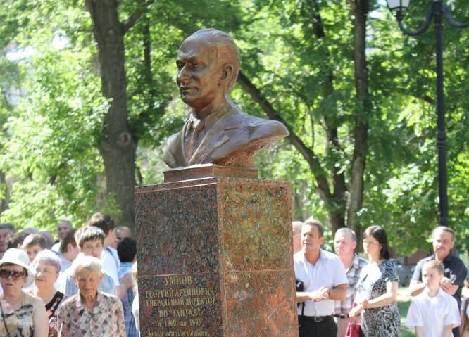 В каком году открыли памятник. Памятник Умнову в Саратове. Бюст Георгия Маслякова. Бюст Георгия Свиридова Санкт-Петербург. Открытие памятника Умнову.