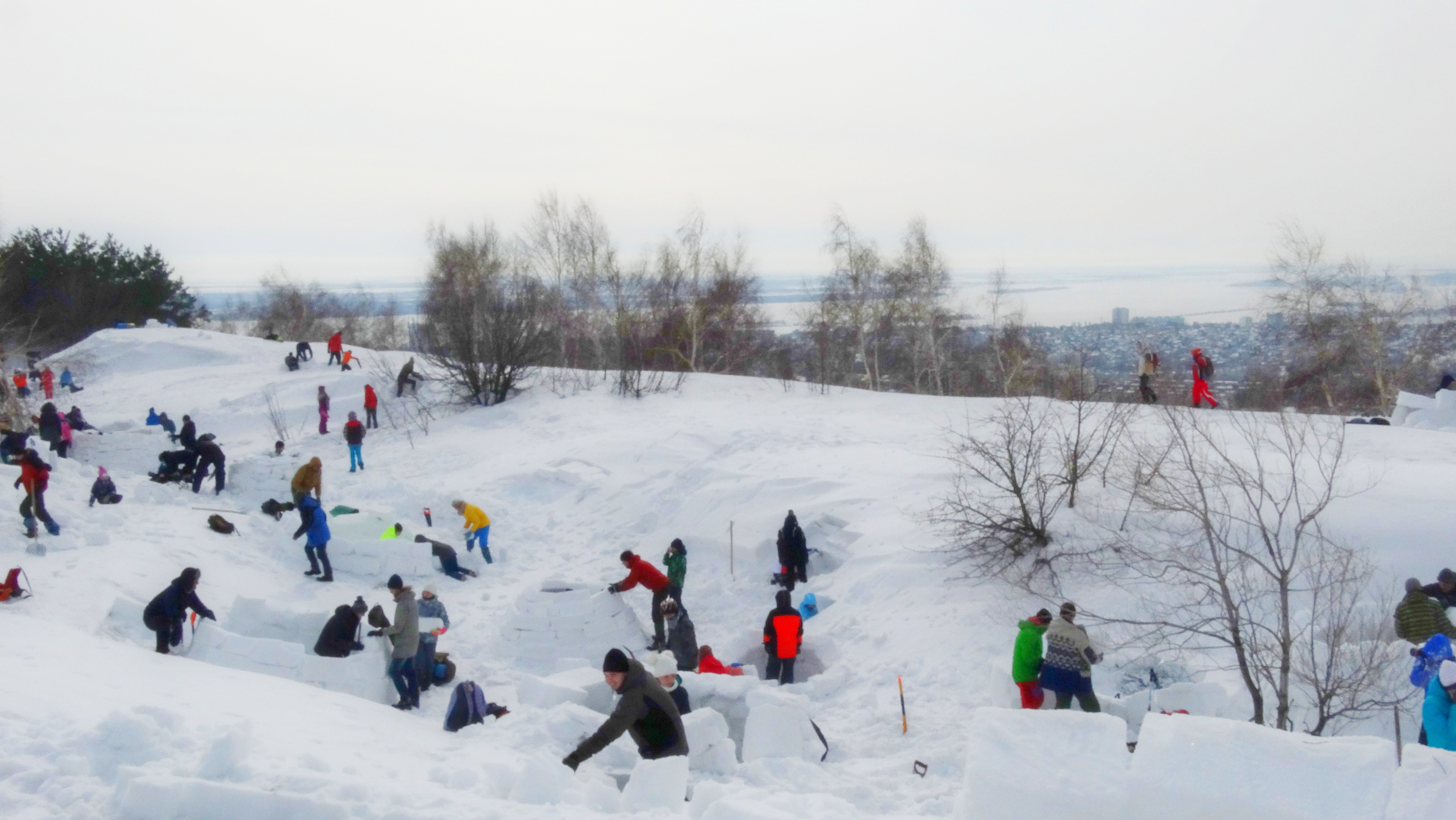 Жизнь в снегу: на Кумысной поляне в Саратове вырос городок эскимосских  домов-иглу | Бизнес-вектор