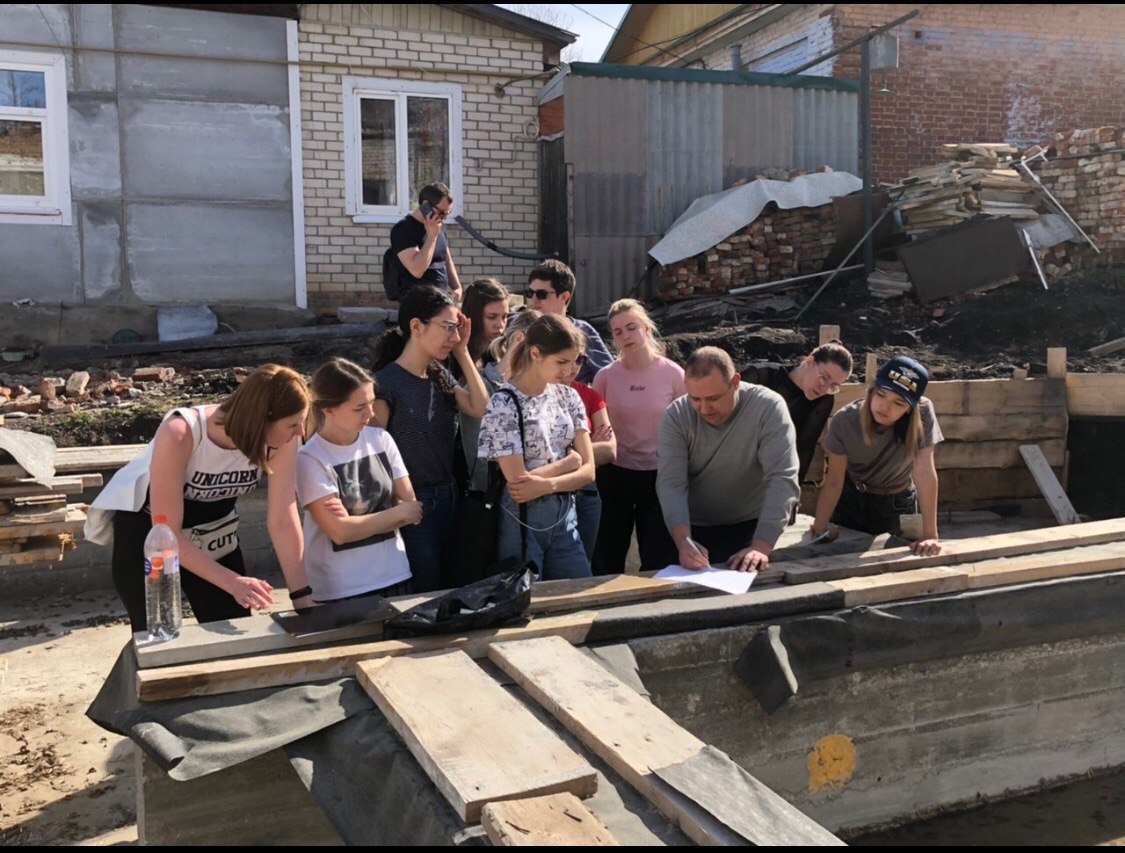 В Хвалынске собственник и экс-облдеп восстанавливают руинированный дом на  набережной | Бизнес-вектор